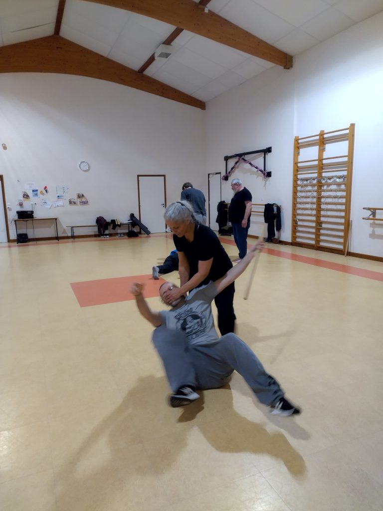 Valérie et Julien travaillent au sol pendant un cours de Systema à Escalquens