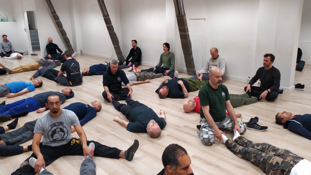 Pratiquants de Systema lors d’un exercice collectif de respiration et de relâchement