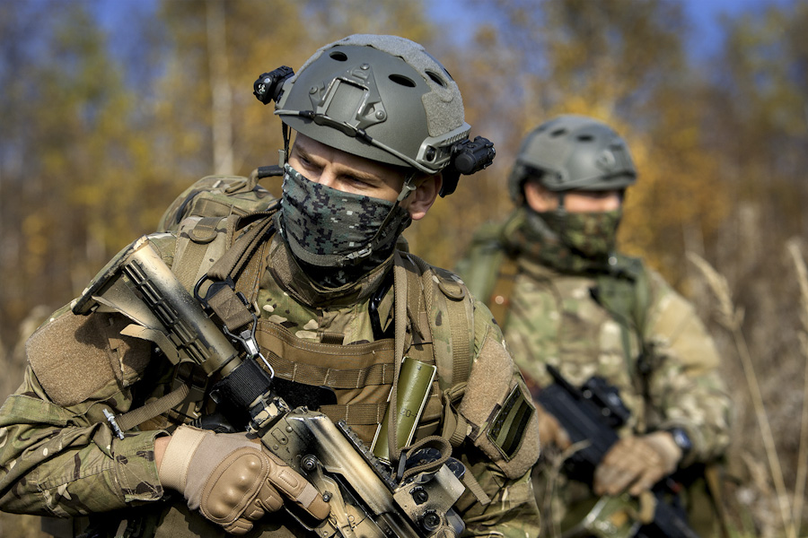 Deux membres des Spetsnaz en tenue tactique et équipés d’armes